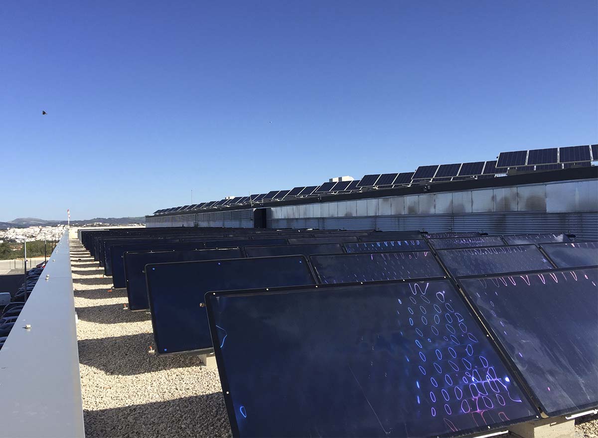 Imagen de las placas solares situadas en el Hospital de la Serranía de Ronda.
