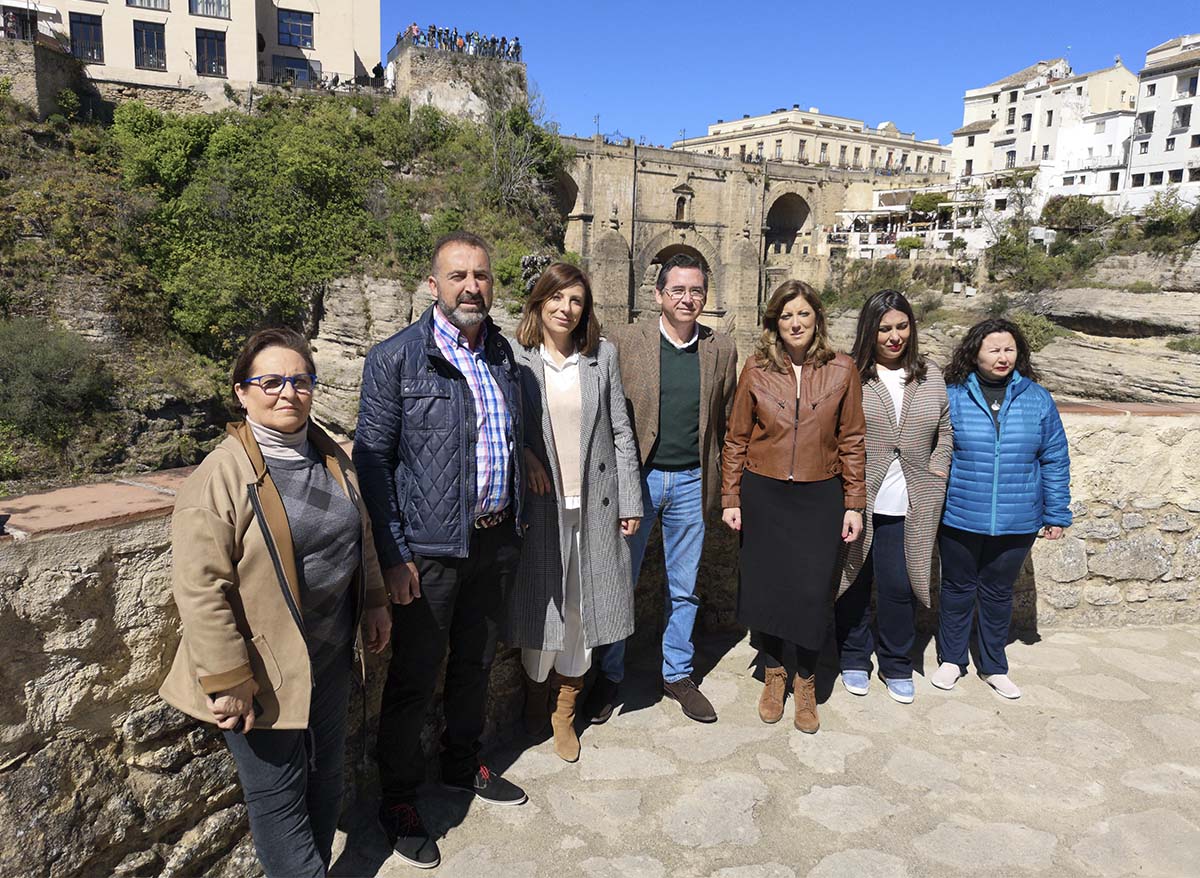 Fernández y Castilla junto a otros miembros del PP de Ronda.