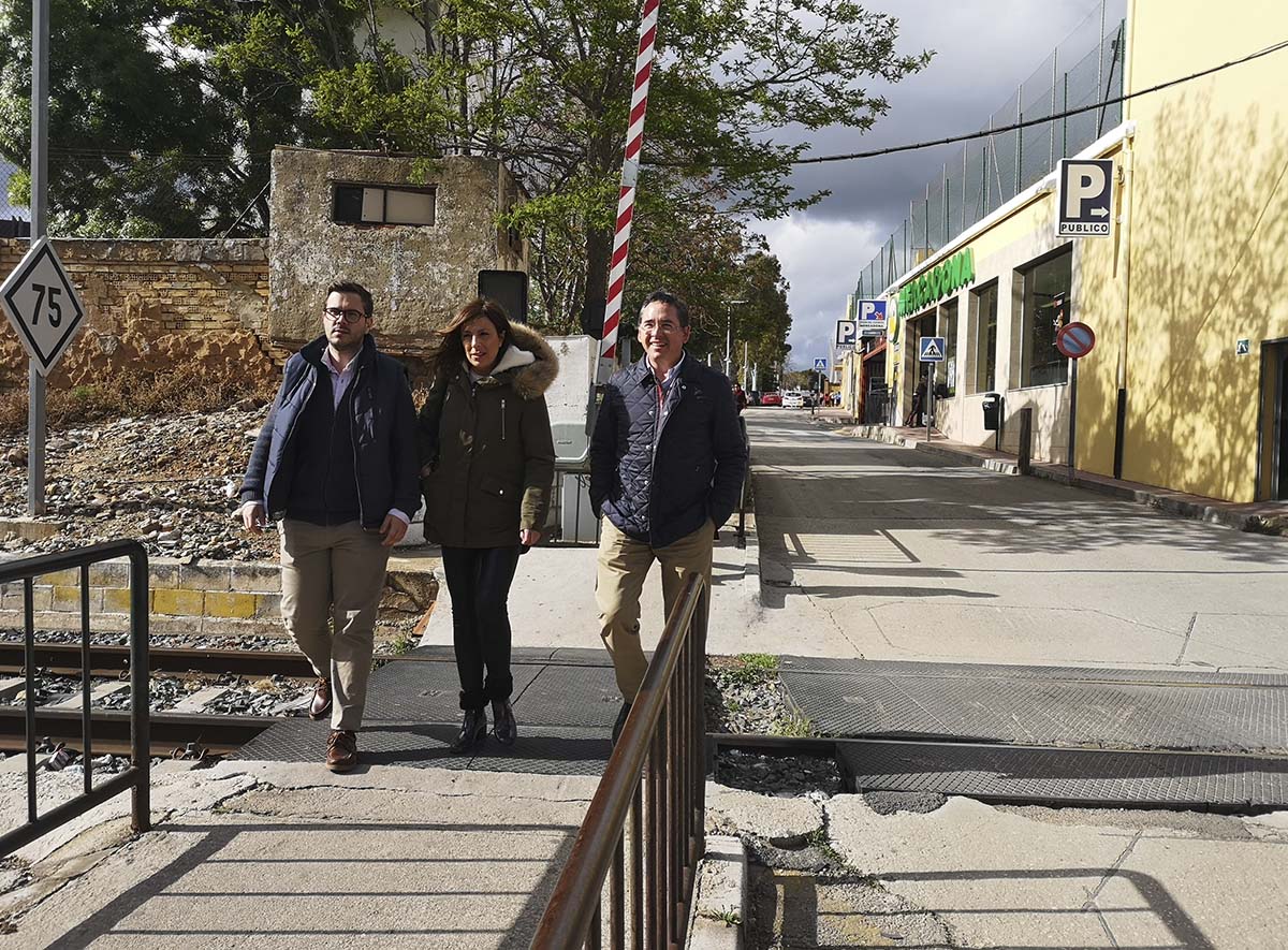 Maripaz Fernández, Daniel Castilla y Ángel Martínez en el paso a nivel de El Fuerte.