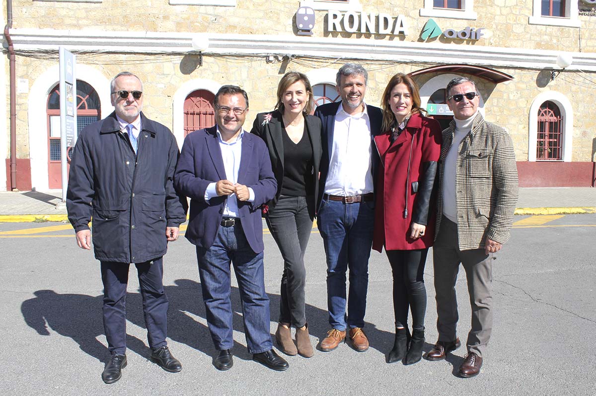 La candidata del PSOE de Ronda junto a cargos y militantes locales y provinciales de esta formación.