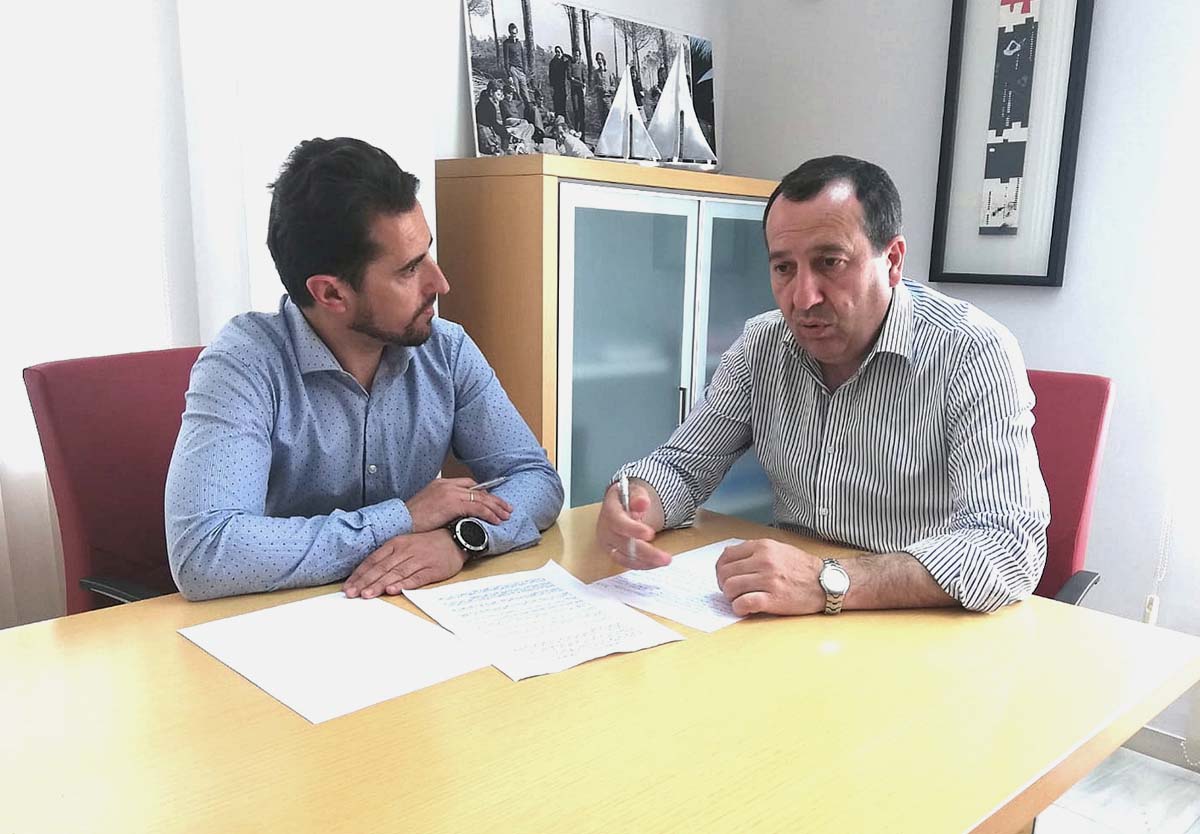 El alcalde y secretario del PSOE de Arriate, Melchor Conde, y el secretario provincial de esta formació,n, José Luis Riuiz Espejo.