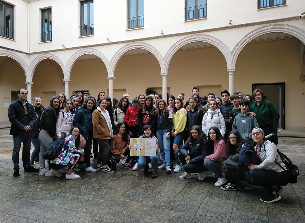 Alumnos y docentes del IES Rodríguez Delgado en la presentación de este certamen de teatro estudiantil.