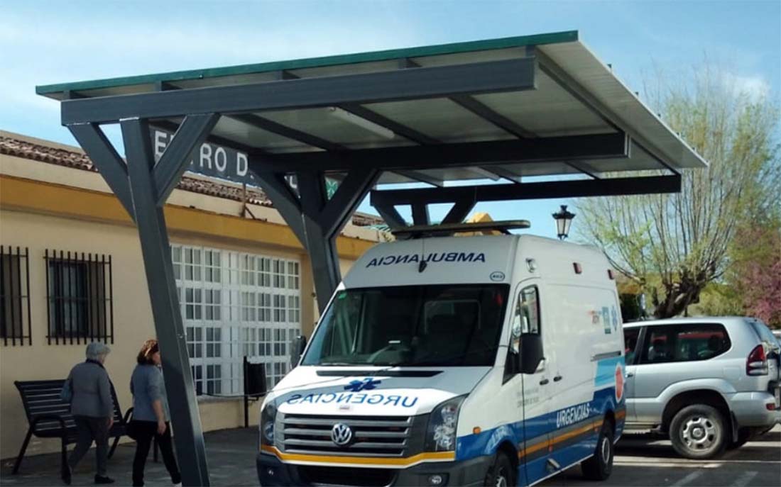 Acceso al centro de salud de Cortes de la Frontera.