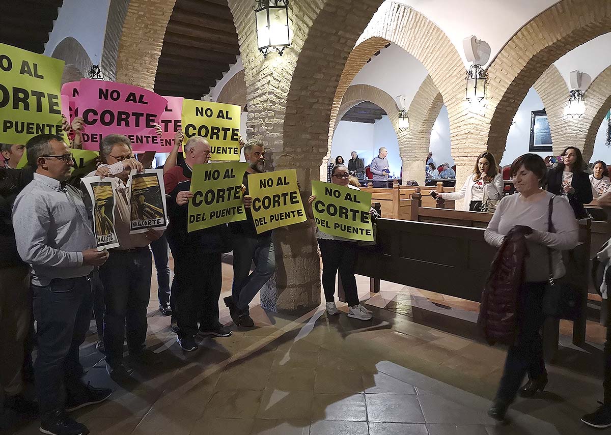 Vecinos del barrio de San Francisco abuchean en el Pleno a los concejales del Tripartito.