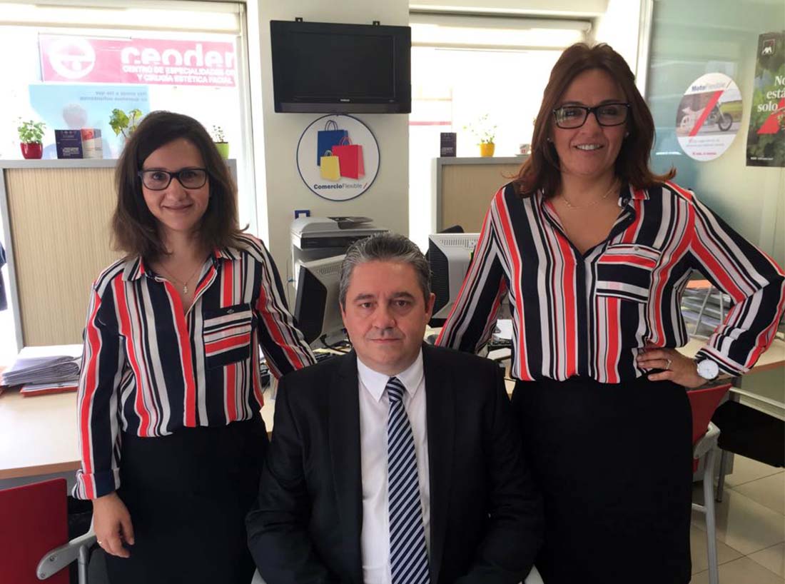 Juan Antonio Guerrero junto AXA Seguros-Gesapymer XXI SL. su equipo en las oficinas de