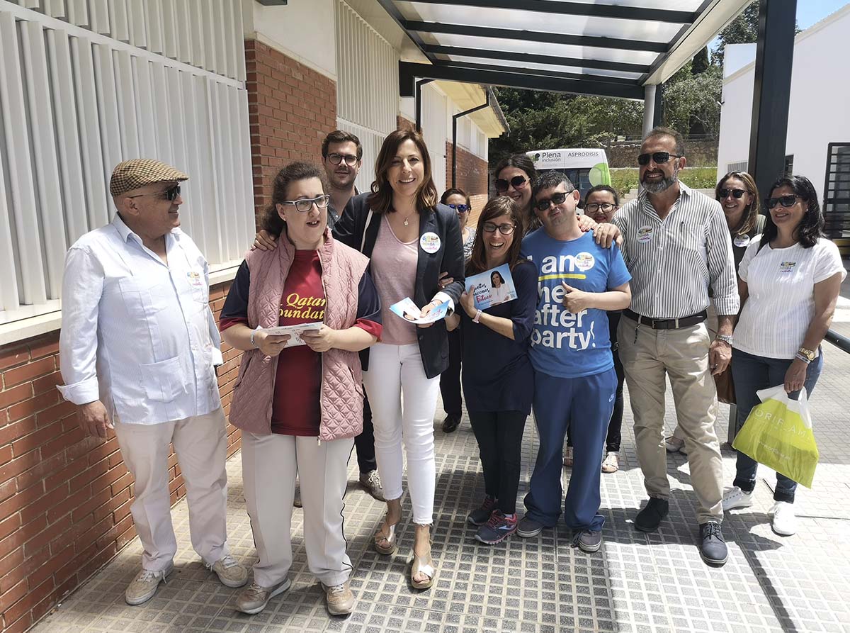 Maripaz Fernández y miembros de su lista durante la visita realizada a Asprodisis.