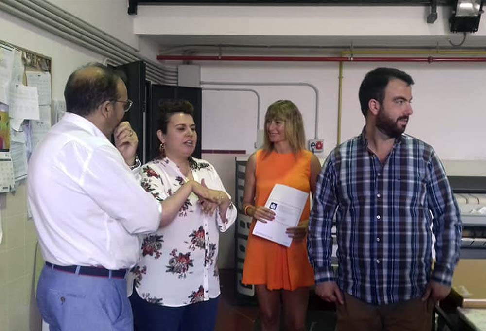 El candidato de Ciudadanos y la diputada naranja en la cocina de Asprodisis durante su visita.
