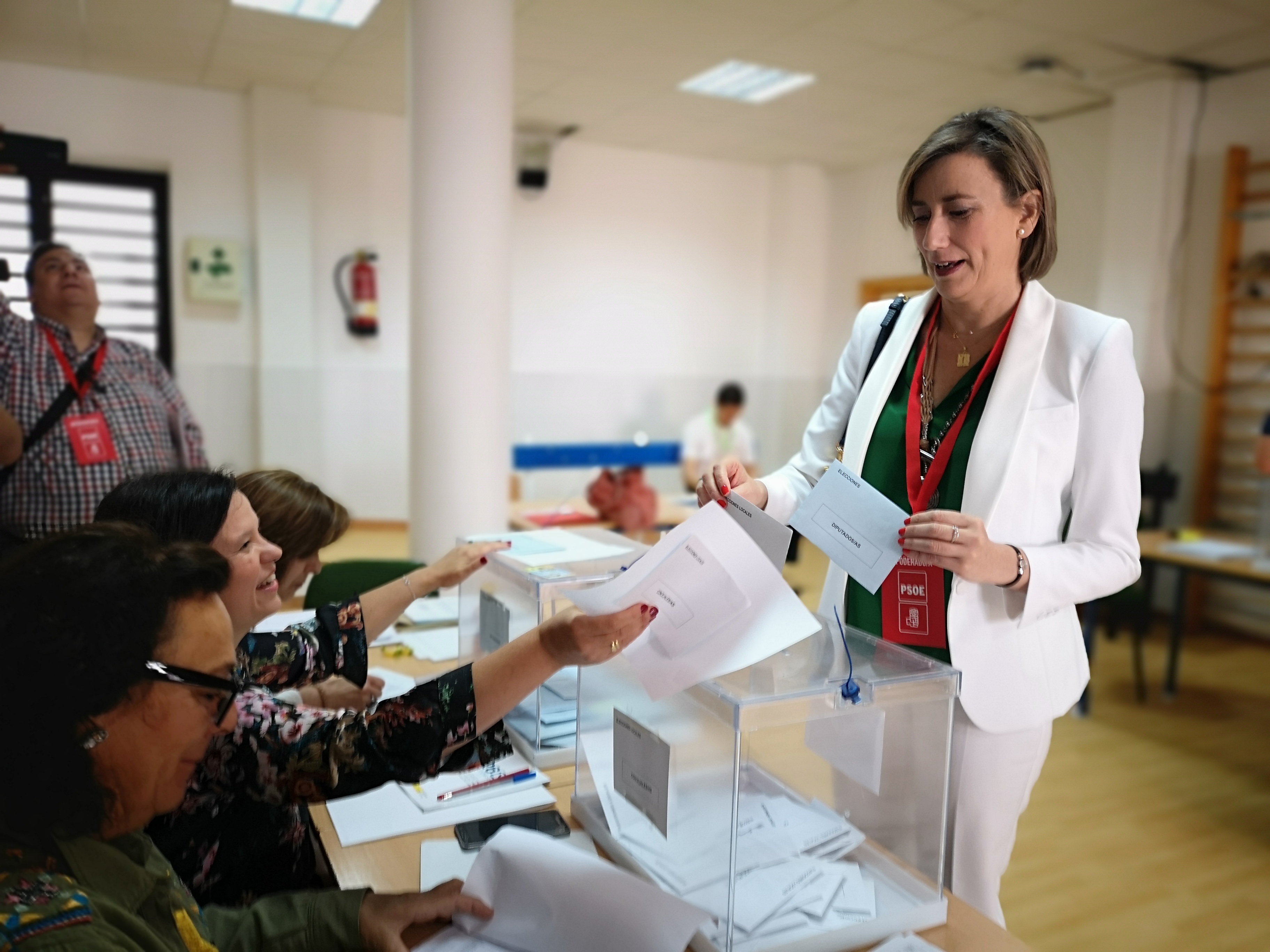 Isabel Aguilera votando en la jornada del pasado domingo 26M.