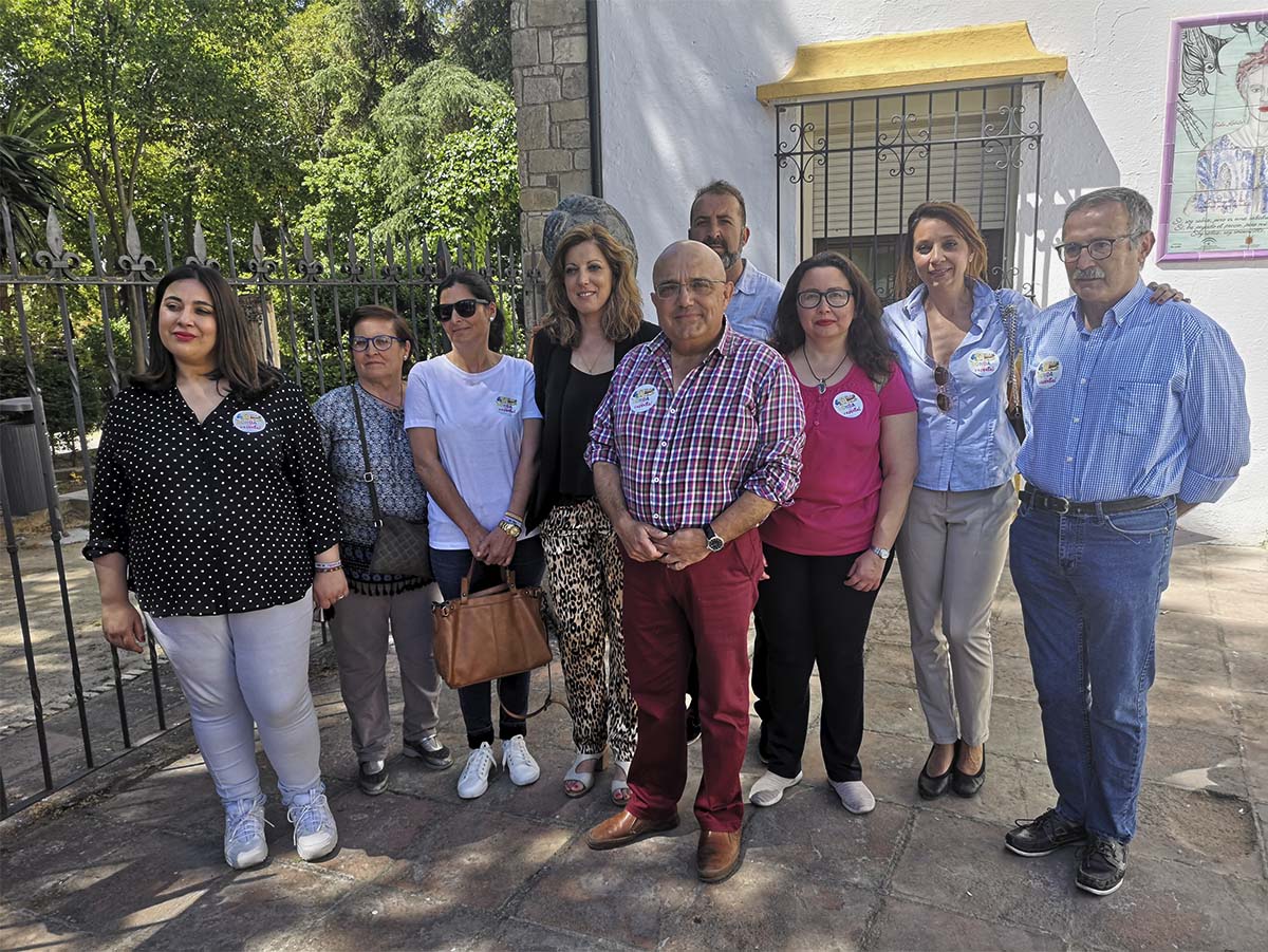 Los candidatos populares en las puertas de la Casa de la Cultura.
