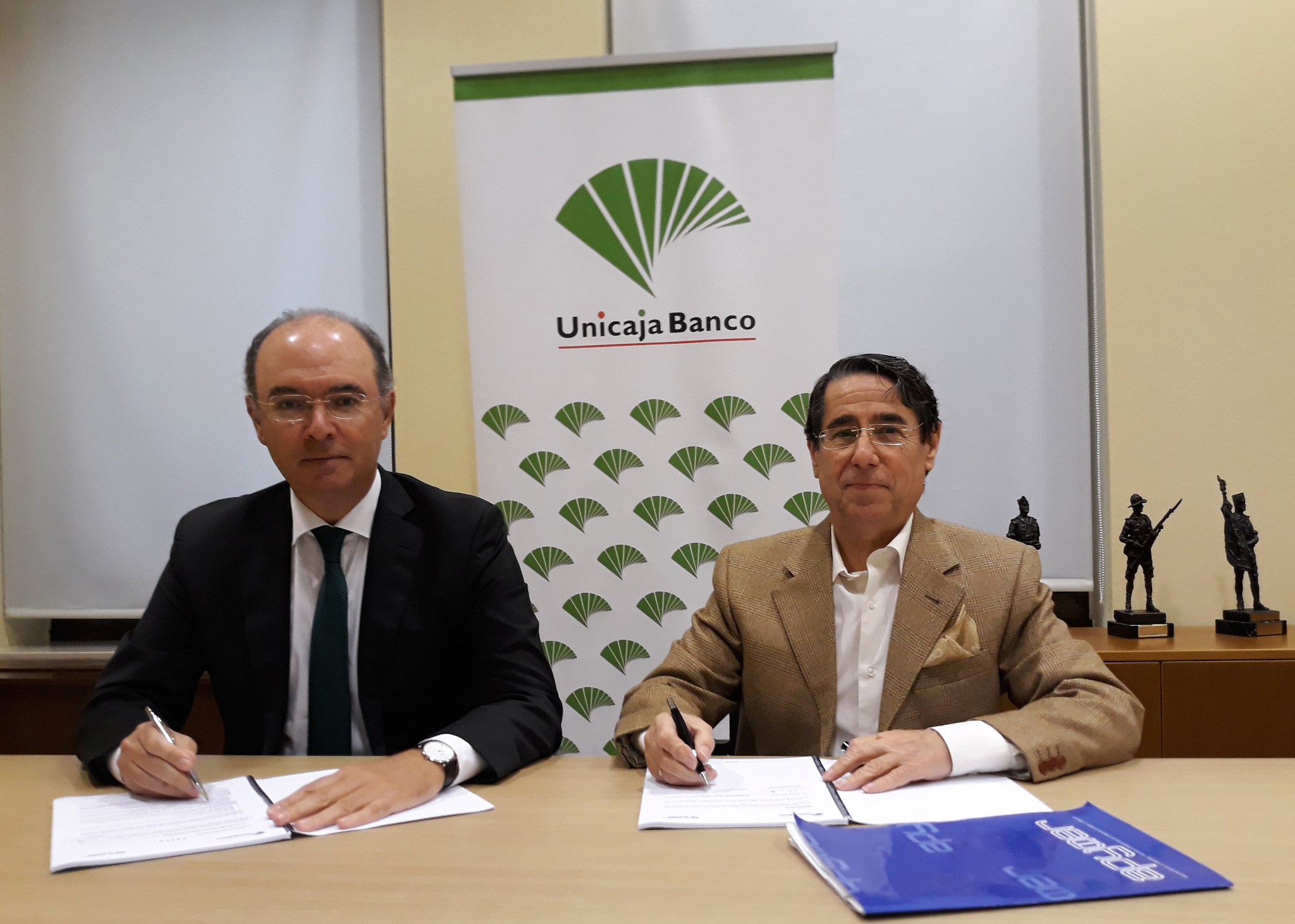 En la firma del convenio han participado el director territorial de Unicaja Banco en Málaga, José Manuel Alba, y el presidente de Apymer, Francisco Javier Vázquez.