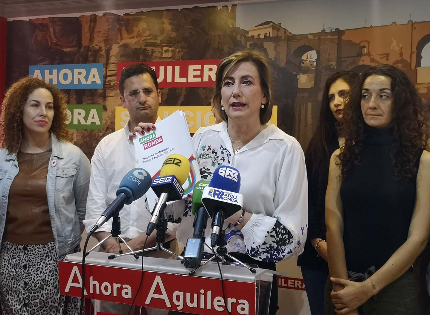 Isabel Aguilera activa la precampaña del PSOE para el 26M presentando su programa electoral en formato clásico y digital