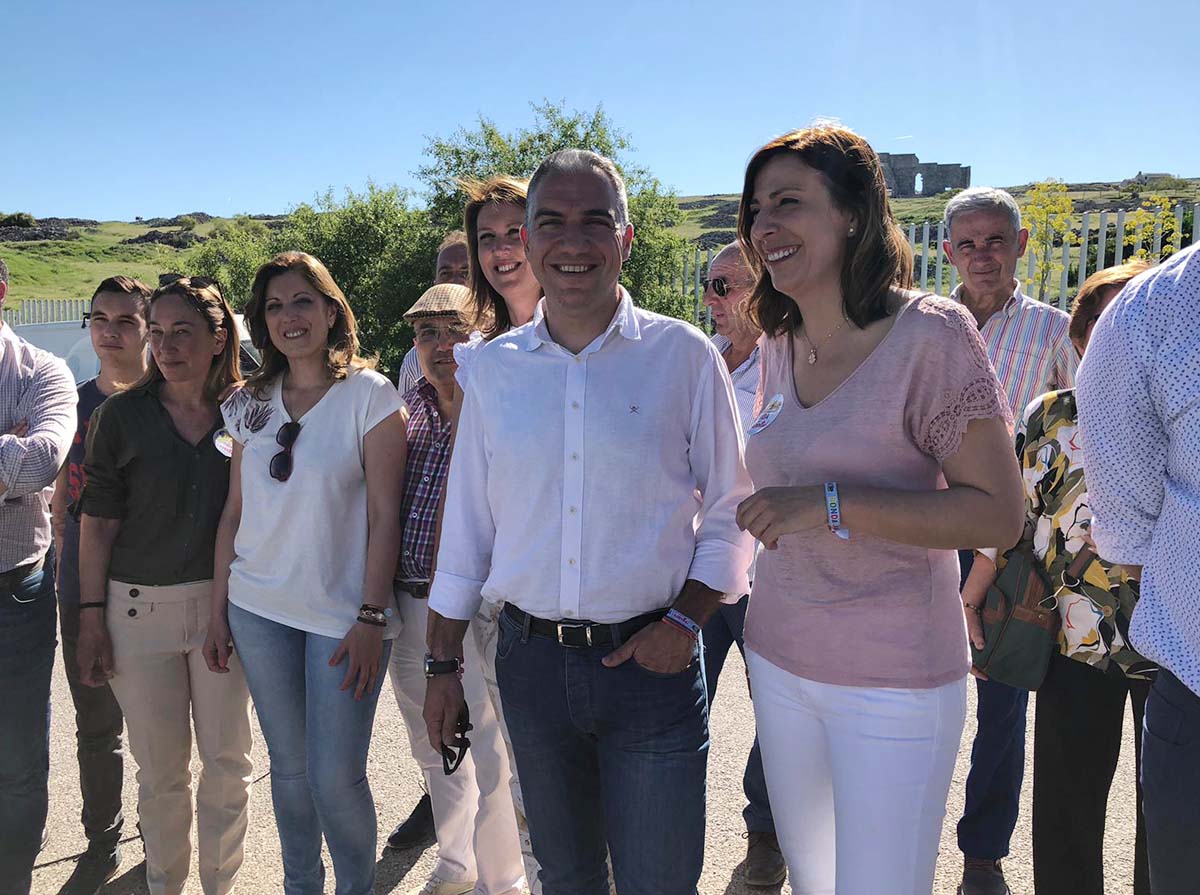 El consejero de Presidencia junto a los candidatos de la Serranía en Acinipo,