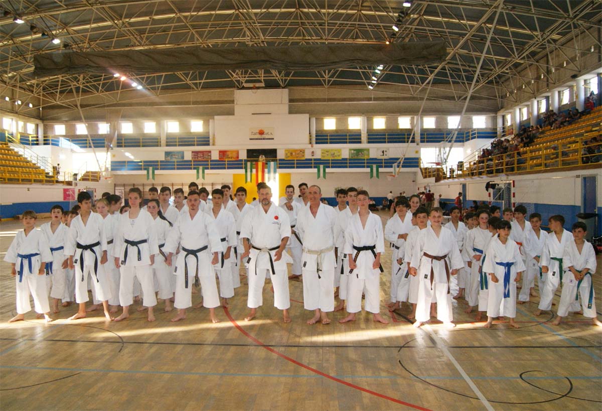 Foto de familia de los rondeños en el pabellón deportivo de la Universidad de Málaga.