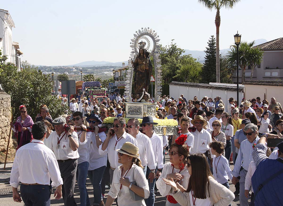 Cientos de fieles y diez carrozas han acompañado a la Virgen en romería.