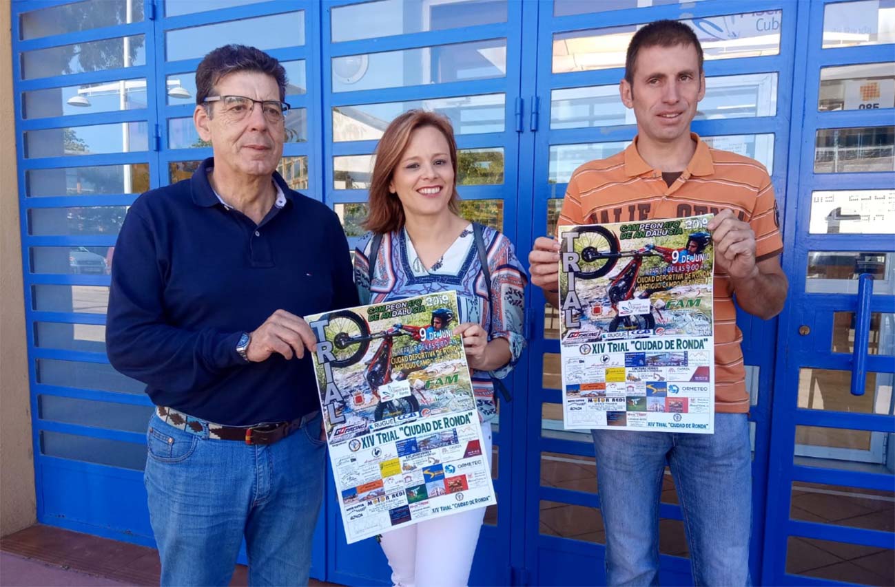 La concejal de Deportes junto a los organizadores de este campeonato del mundo del motor.