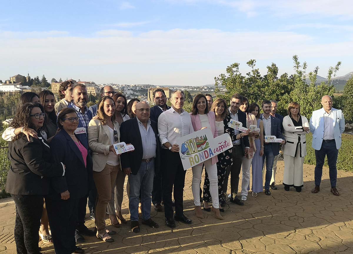 Elías Bendodo junto a Maripaz Fernández y el resto de los componentes de la lista.