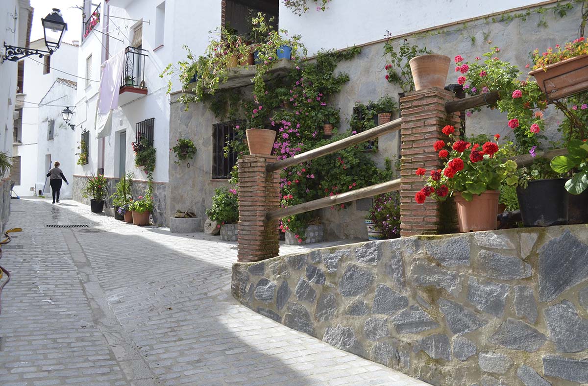 Una de las calles del municipio serrano de Pujerra.