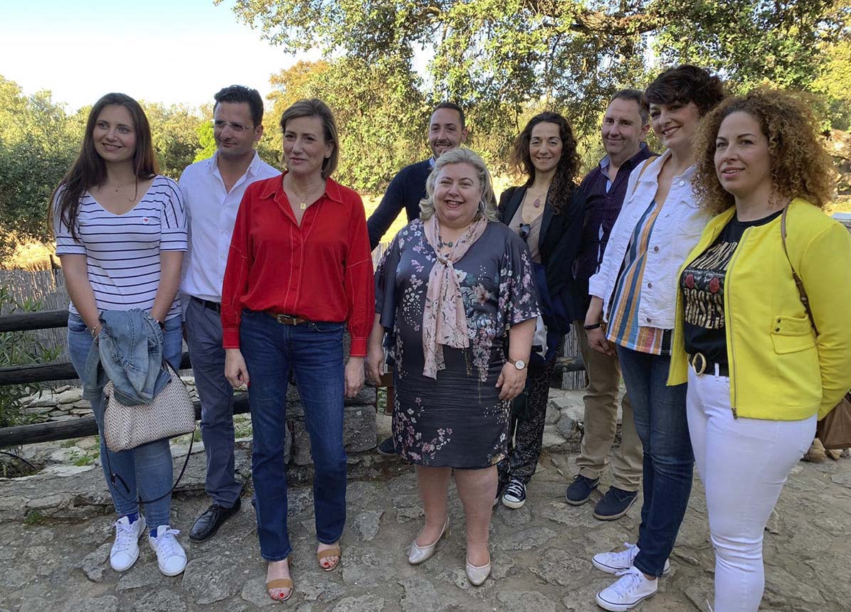 Clara Aguilera arropó ayer a la candidata del PSOE para las municipales, Isabel Aguilera.