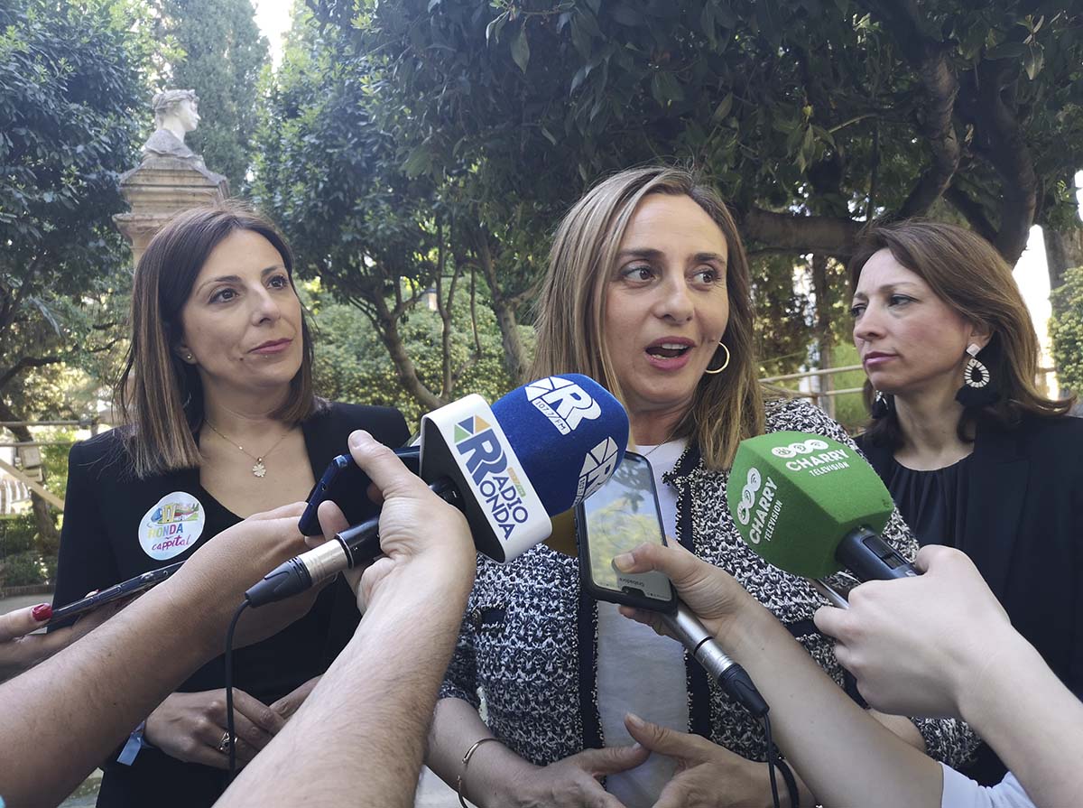 La consejera, Marifrán Carazo, junto a la candidata rondeña Maripaz Fernández, y la delegada del Gobierno en Málaga, Patricia Navarro.