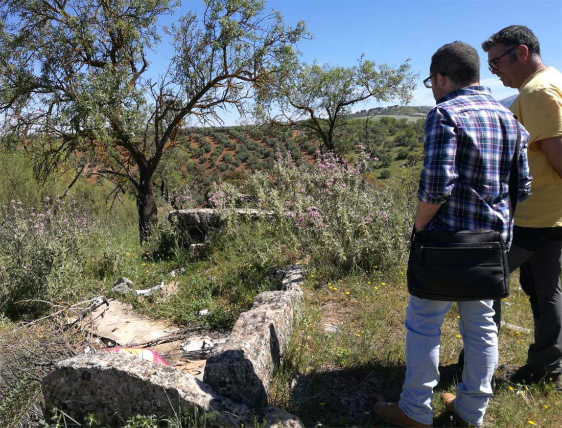 Técnicos inspeccionan los dólmenes de la Planilla antes del comienzo de las obras.
