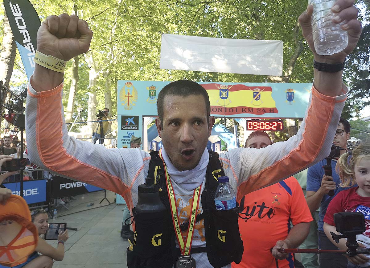 Falcó celebra su tercera victoria en la línea de meta.
