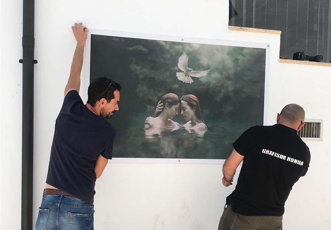 La fotógrafa rondeña Ana Becerra da a conocer su trabajo con una exposición urbana en distintos rincones de la ciudad
