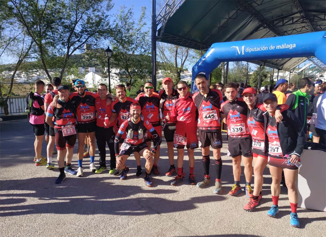 Los corredores rondeños en la salida de la carrera disputada en Teba.