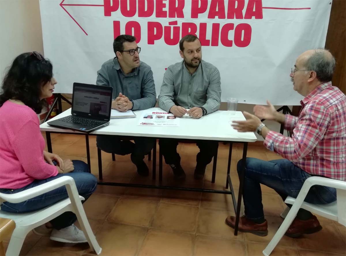 El candidato de IU en una rueda de prensa. Foto Radio Ronda.