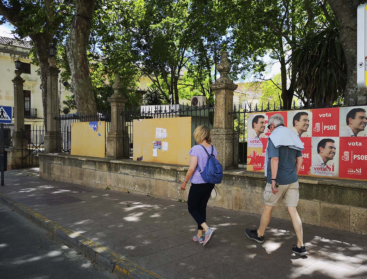 Los antiestéticos paneles han sido colocados en la misma puerta de la Alameda.