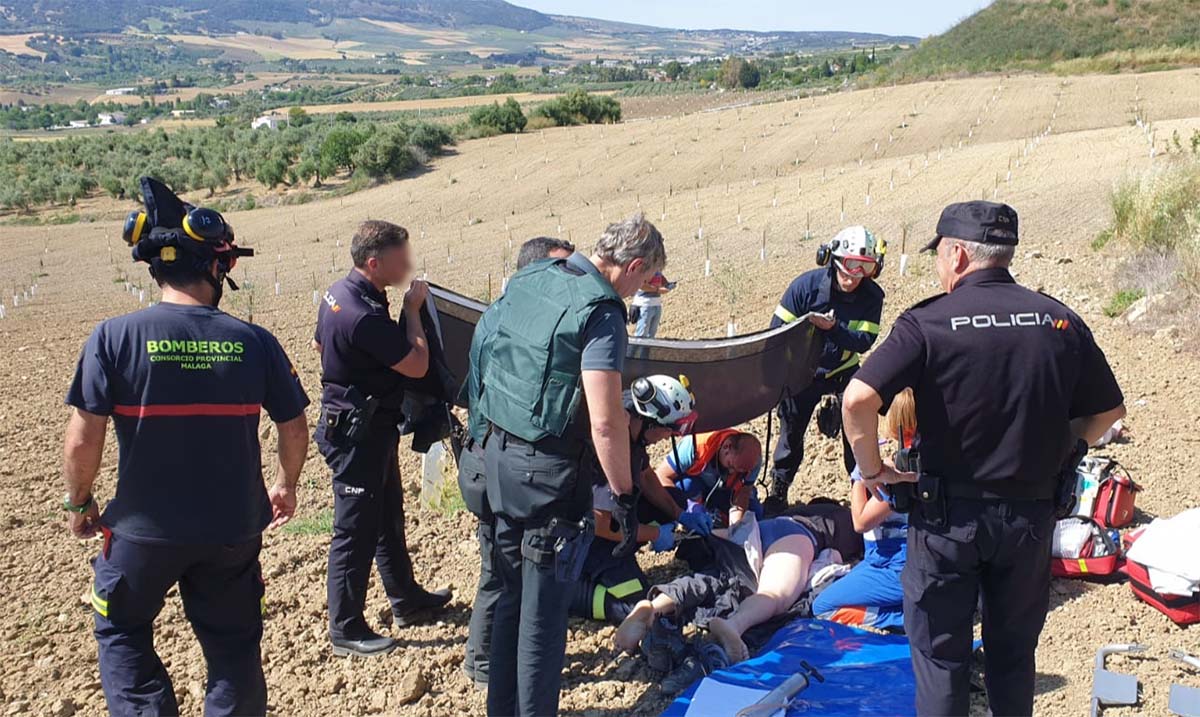 Los distintos cuerpos de seguridad atienden al hombre accidentado cuando volaba con su parapente.