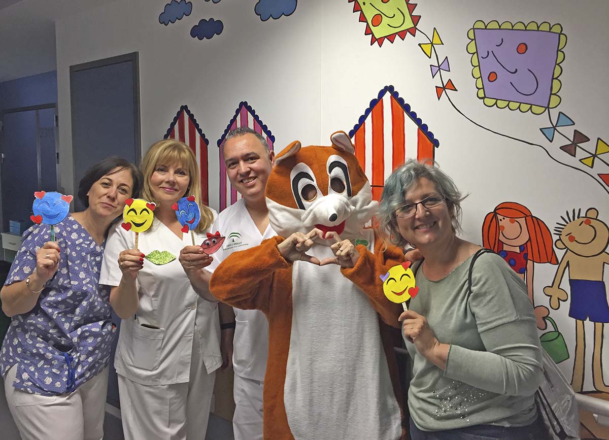 Profesionales del Área de Pediatría muestran algunos de los dibujos que han recibido los niños ingresados.