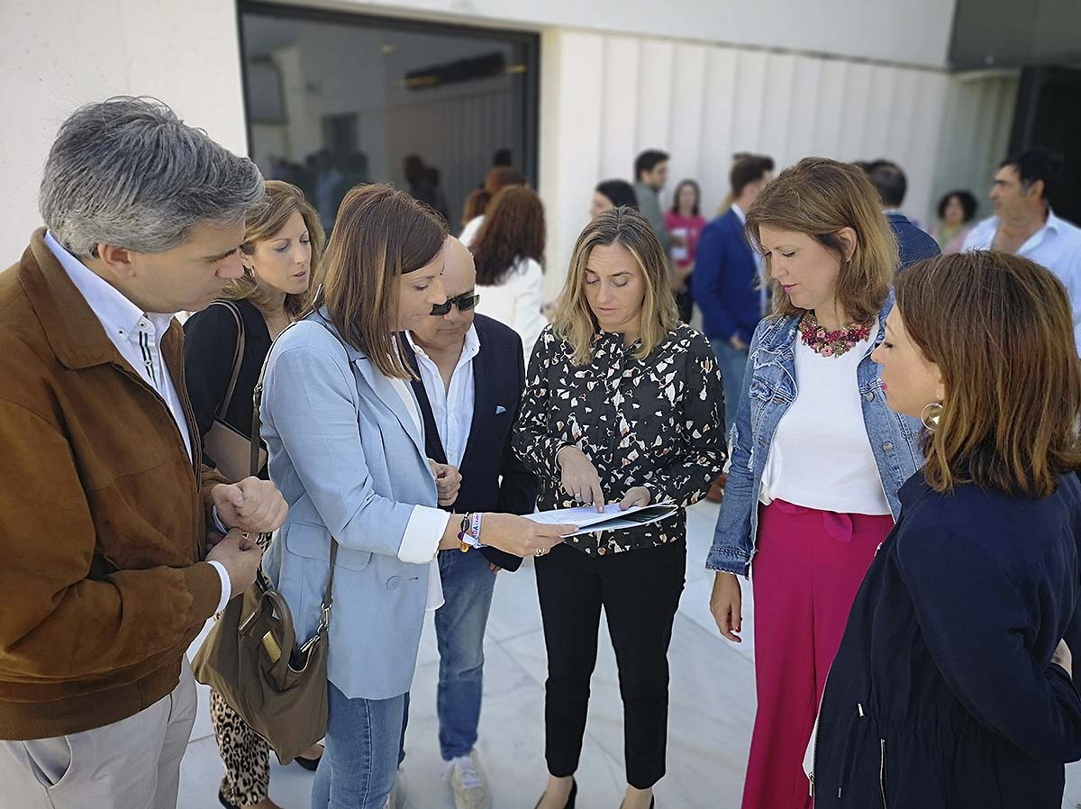 La Consejería de Fomento, Infraestructuras y Ordenación del Territorio ha licitado el estudio informativo para la mejora mediante vía de alta capacidad de la conexión Málaga-Ronda-Campillos. El presupuesto para la redacción de este estudio informativo se ha incrementado, pasando de los 50.000 euros iniciales a 199.527 euros. Este aumento se debe a que, además de definir la alternativa más favorable para enlazar por autovía estas actuaciones, también se incluirá la redacción del estudio de impacto ambiental necesario para la ejecución. “Este estudio es primordial para definir una vía que verdaderamente vertebre las comarcas interiores de la provincia de Málaga, como la Serranía de Ronda, la Sierra de las Nieves, Guadalhorce y Guadalteba”, ha manifestado la consejera de Fomento, Infraestructuras y Ordenación del Territorio, Marifrán Carazo, que ha recordado que hace unas semanas, durante la celebración del Consejo de Gobierno en Ronda, ya trasladó a su alcaldesa, María de la Par Fernández, el firme compromiso de avanzar en el desarrollo de esta conexión partiendo de la base “de este estudio informativo del que carecíamos hasta la fecha”. La futura carretera pretende dinamizar económicamente el área geográfica de la Serranía de Ronda y el área occidental de la Depresión de Antequera mediante la mejora de las comunicaciones por carretera con la aglomeración urbana de Málaga y con el resto de Andalucía a través de la A-384. En ese sentido, la consejera ha insistido en que esta infraestructura “mejorará la calidad de vida de los 225.000 habitantes de estas comarcas, gracias a ahorros de tiempos en el transporte y la reducción de emisiones de gases contaminantes”, además de ser una oportunidad para “combatir la Andalucía vaciada y conectar municipios que, de otra manera, podrían quedar aislados”. El estudio informativo que se saca a licitación va más allá de lo planteado inicialmente en el estudio de viabilidad ya que, además de definir las alternativas seleccionadas y establecer su impacto ambiental, funcionalidad y coste, propondrá la alternativa más favorable incluyendo la redacción del estudio de impacto ambiental. Sus conclusiones, que se incorporarán al futuro Plan de Infraestructuras del Transporte y la Movilidad de Andalucía (PITMA) 2021-2030, permitirán definir la mejor opción para dotar de mayor capacidad a la carretera y atender las previsiones de tráfico futuras. Las empresas interesadas pueden presentar sus ofertas hasta el próximo 16 de abril. La Consejería de Fomento, Infraestructuras y Ordenación del Territorio prevé que se puede adjudicar la redacción del estudio antes del verano. Inversiones en la Serranía de Ronda La licitación de este estudio informativo forma parte del conjunto de actuaciones que la Consejería de Fomento, Infraestructuras y Ordenación del Territorio está llevando a cabo en este mandato en la comarca de la Serranía de Ronda, en especial a la mejora de sus comunicaciones por carreteras. En dos años se han invertido 17 millones de euros en el desarrollo de infraestructuras viarias y la mejora de la seguridad vial, como la mejora de 40 kilómetros de la carretera Ardales-Ronda (A-367), la reparación del firme en 29 kilómetros de la carretera Villamartín-Algatocín (A-373), la finalización de la variante de Arriate o la obra de seguridad vial en la carretera de Ronda a San Pedro de Alcántara (A-397).