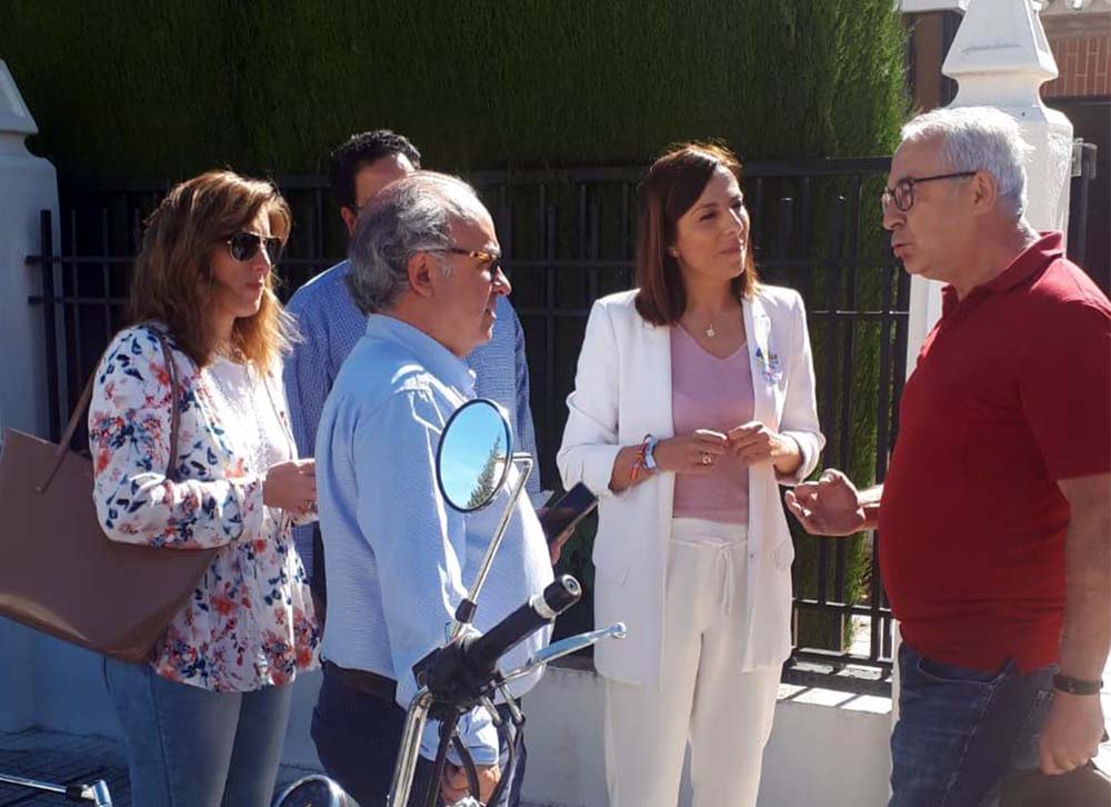 Fernández conversando con uno de los responsables vecinales de La Planilla.
