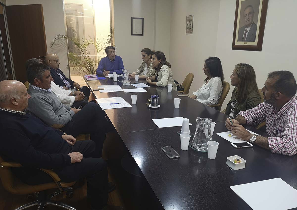 La candidata del PP, Maripaz Fernández, propone una bajada de impuestos para empresarios y comerciantes y la construcción de un nuevo polígono industrial