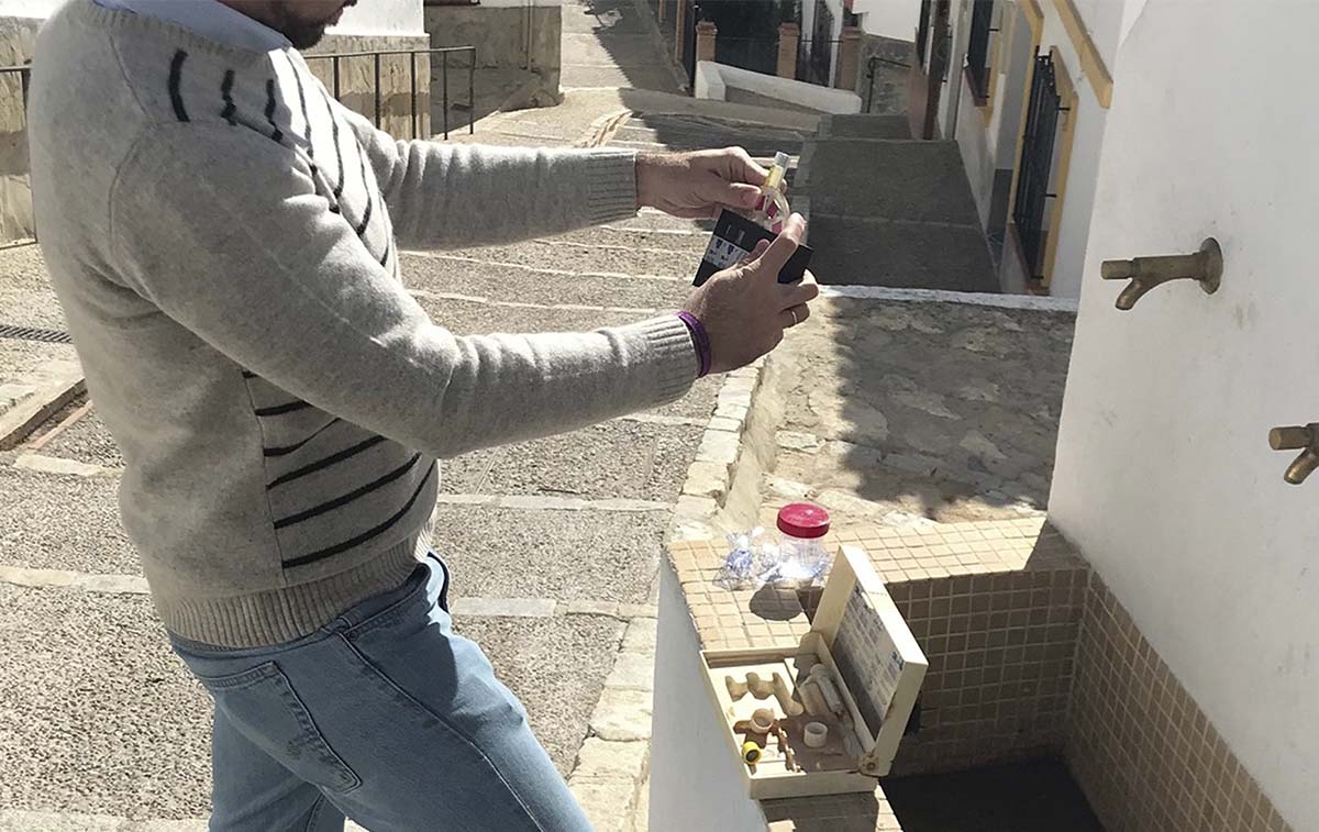 Un técnico mide los niveles de cloro en una fuente pública.