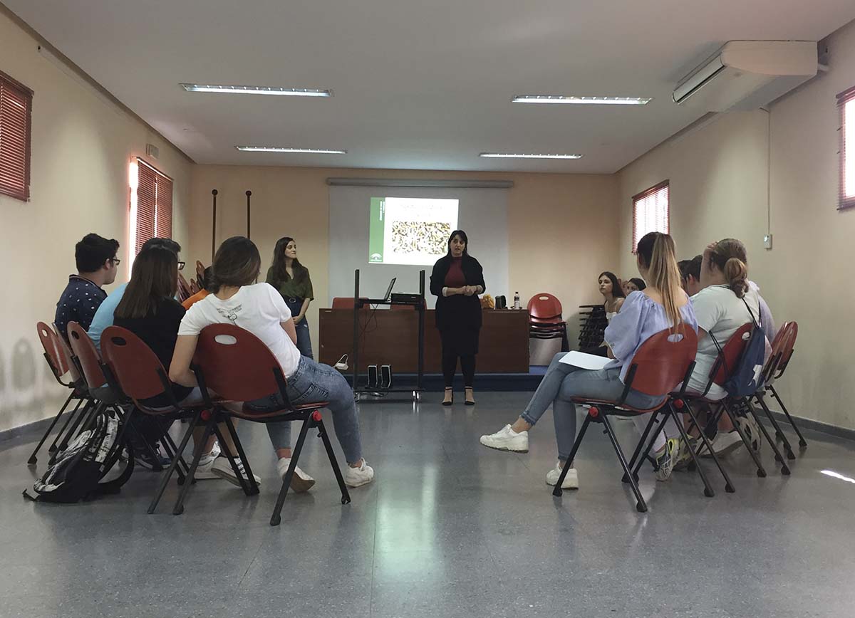 La charla se ha celebrado en la Casa de la Juventud por parte de profesionales de salud.