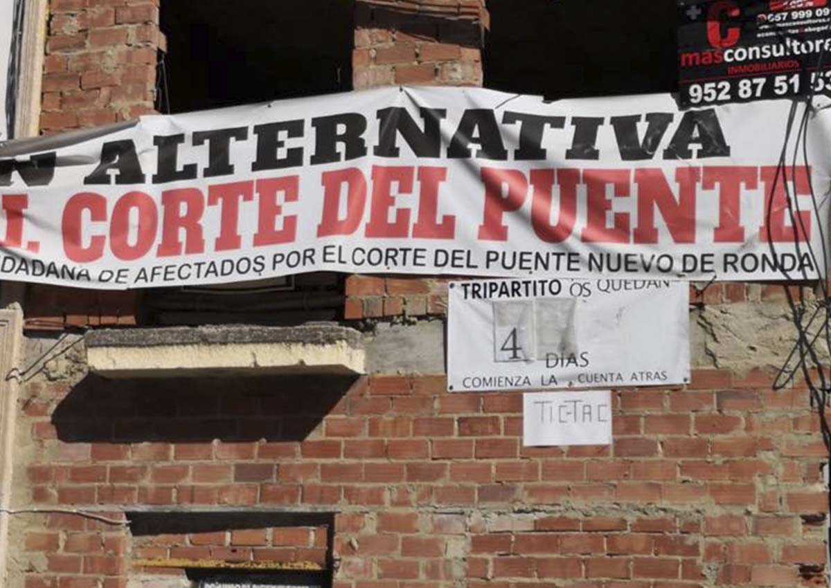 En el barrio de San Francisco un cartel le recuerda los días que le queda al Gobierno Tripartito de PSOE, PA e IU.