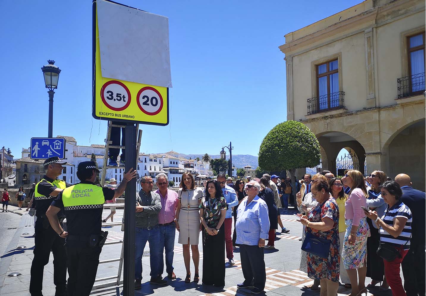 A la hora de celebrarse el Pleno de Investidura ha quedado abierto el Puente Nuevo.