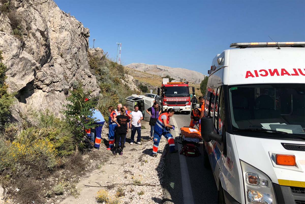 La víctima ha tenido que ser rescatada por los bomberos y trasladada al Hospital en ambulancia.