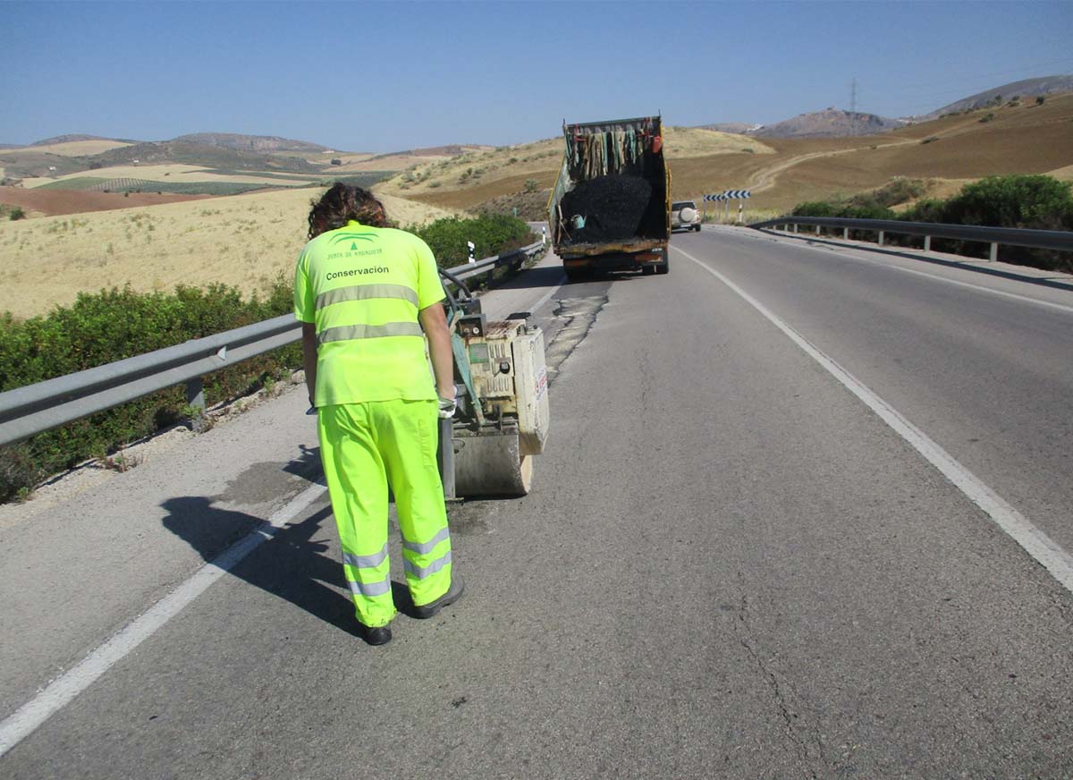 Operarios de la Consejería de Fomento realizando mejoras en la carretera A-367.