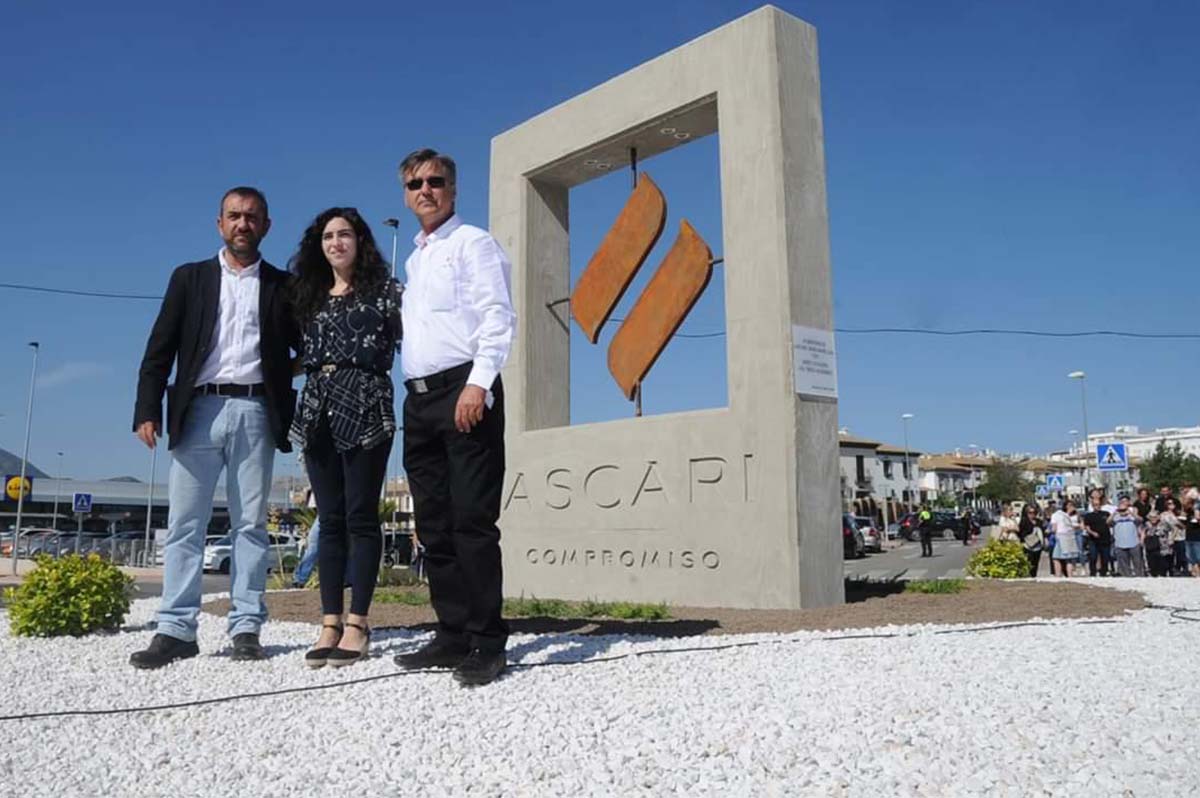 El concejal de Obras, una de las hijas de Antonio María Marín Lara, y el director de Ascari.