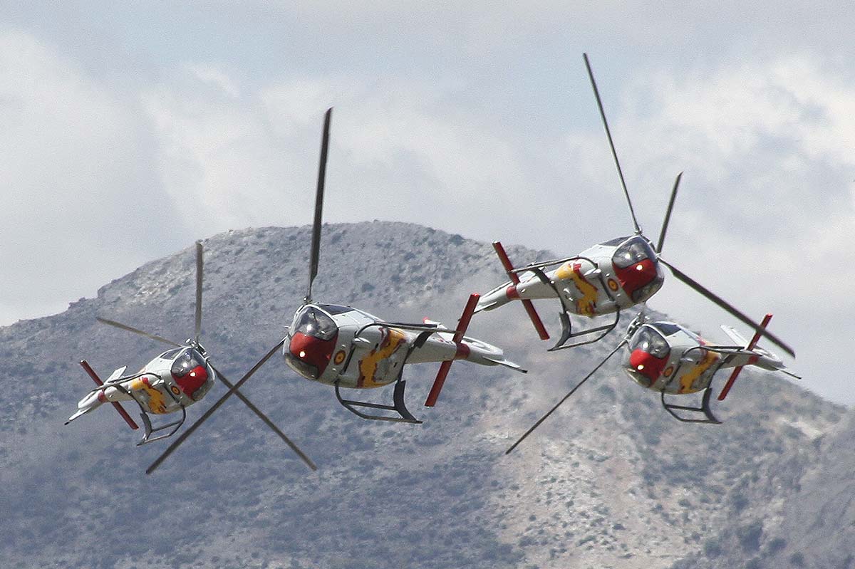Cuatro helicópteros de la Patrulla Aspa en una de las espectaculares maniobras realizadas en el Tajo de Ronda.