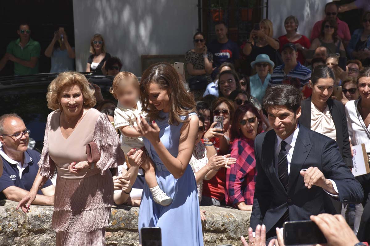 Momento en el que la pareja llega a la iglesia del Espíritu Santo con su hijo Cayetano.