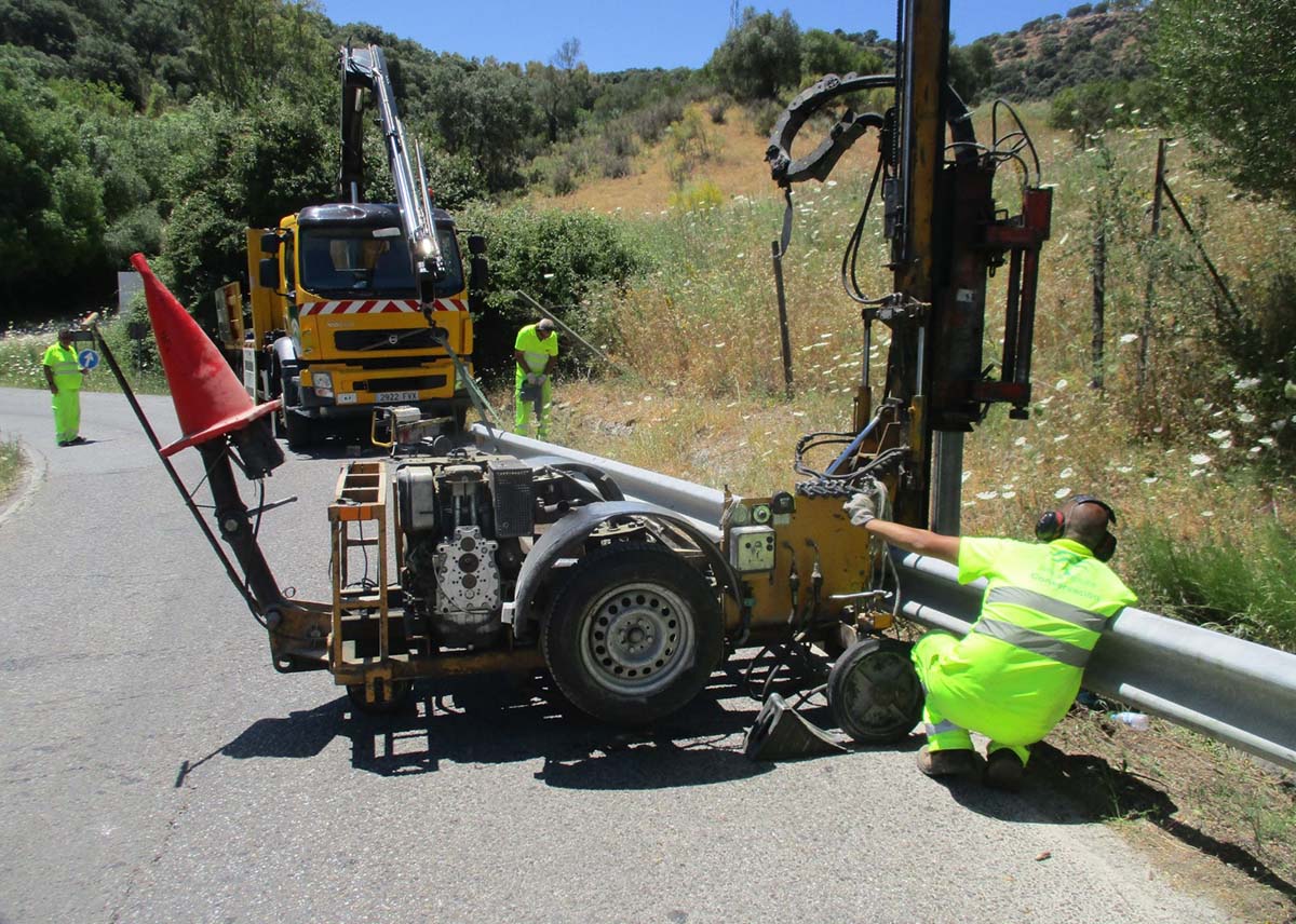 Operarios de Conservación de Carreteras en la vía realizando mejoras.