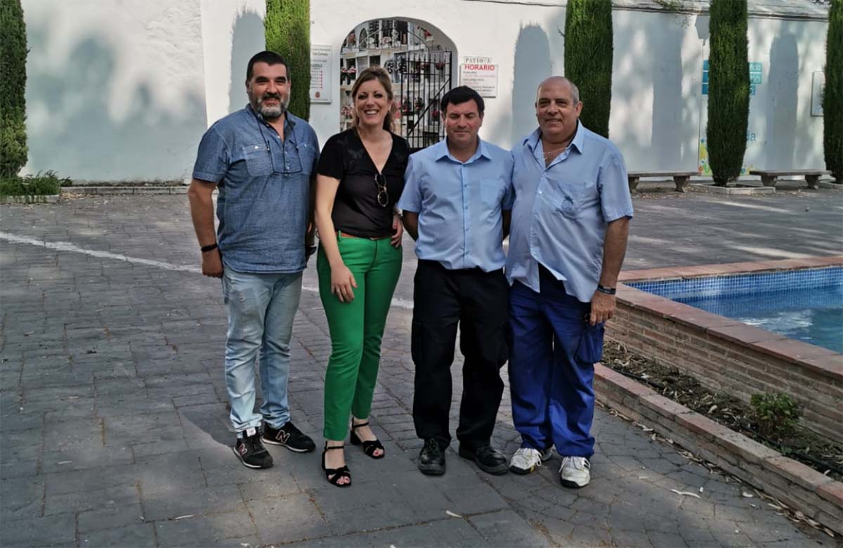 La concejal delegada de Cementerio con trabajadores de este servicio municipal.