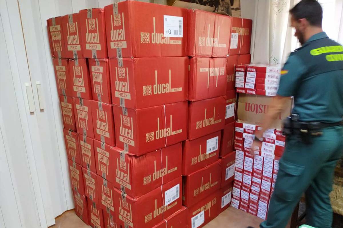 Un agente de la Guardia Civil contabiliza el tabaco intervenido en esta operación.