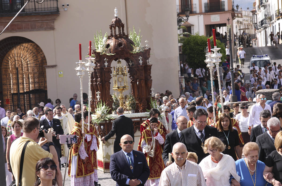 Numeroso fieles han acompañado el Corpus en la procesión que se ha desarrollado esta mañana.