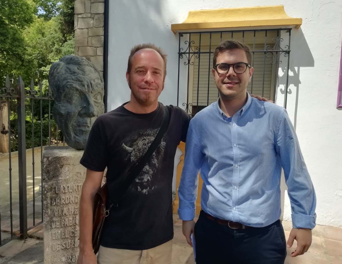 El concejal de Cultura junto al músico que organiza este recital de chelo.