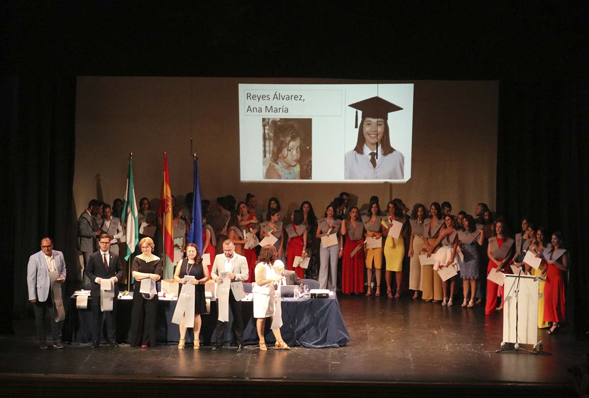 El acto se desarrolló en el Teatro Municipal Vicente Espinel con la asistencia de los alumnos, familiares y profesores.