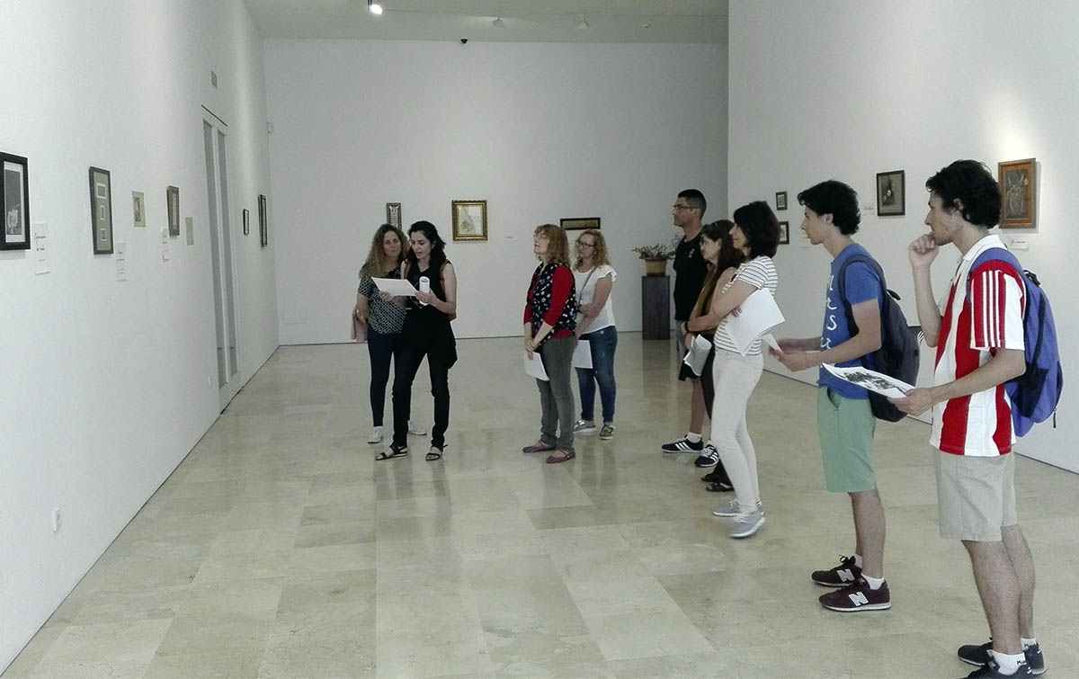 Estudiantes rondeños visitando la exposición del desaparecido profesor Paco Marín.